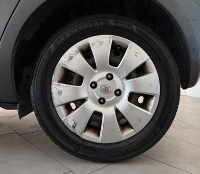 Toyota Yaris 1.0 5 porte Luxury pack (8)