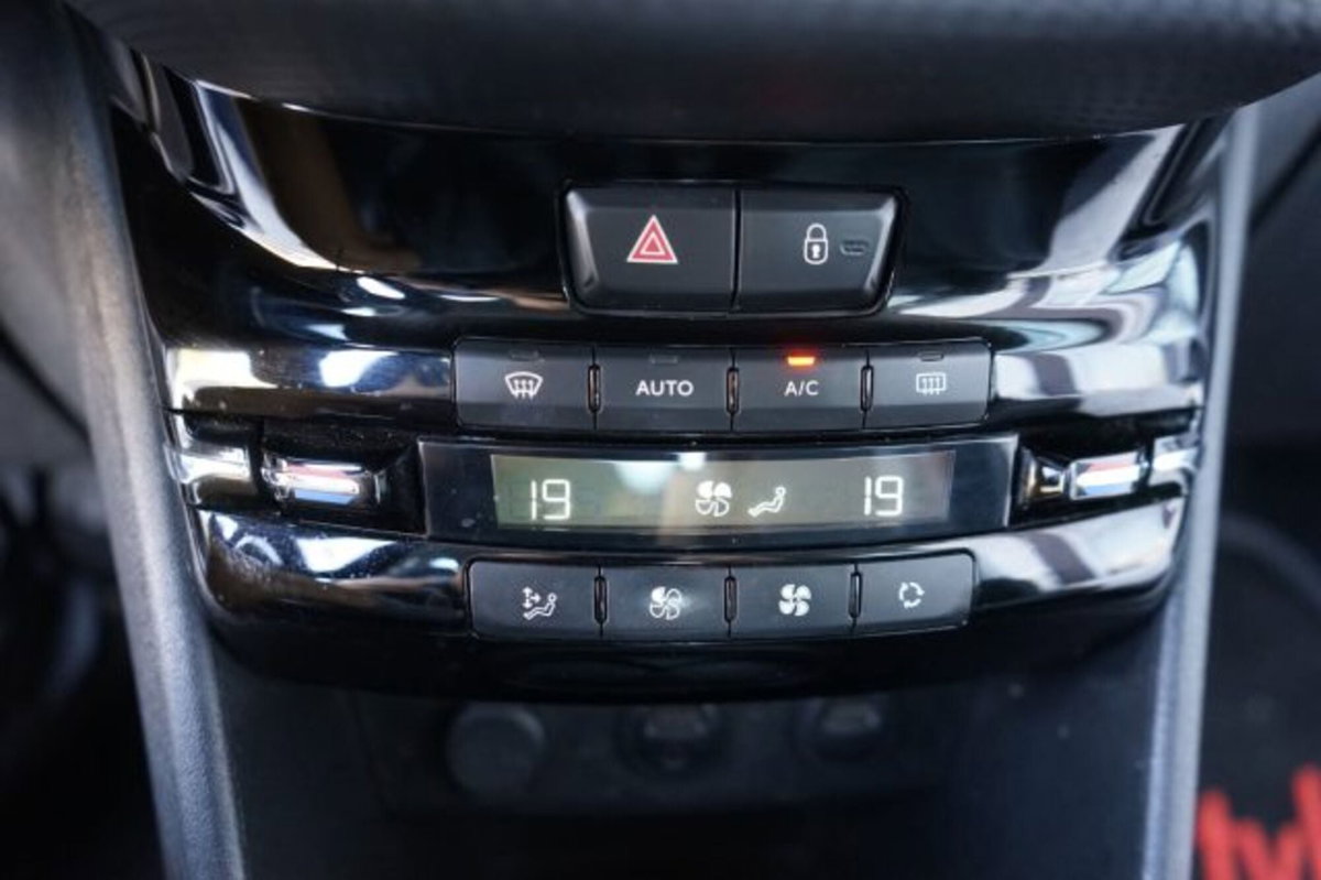 Peugeot 2008 e-HDi 92 CV Stop&Start robotizzato Active (11)