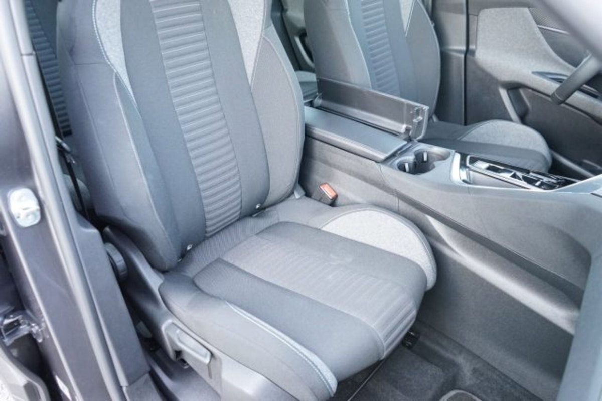 Peugeot 3008 BlueHDi 130 S&S EAT8 GT Pack (14)