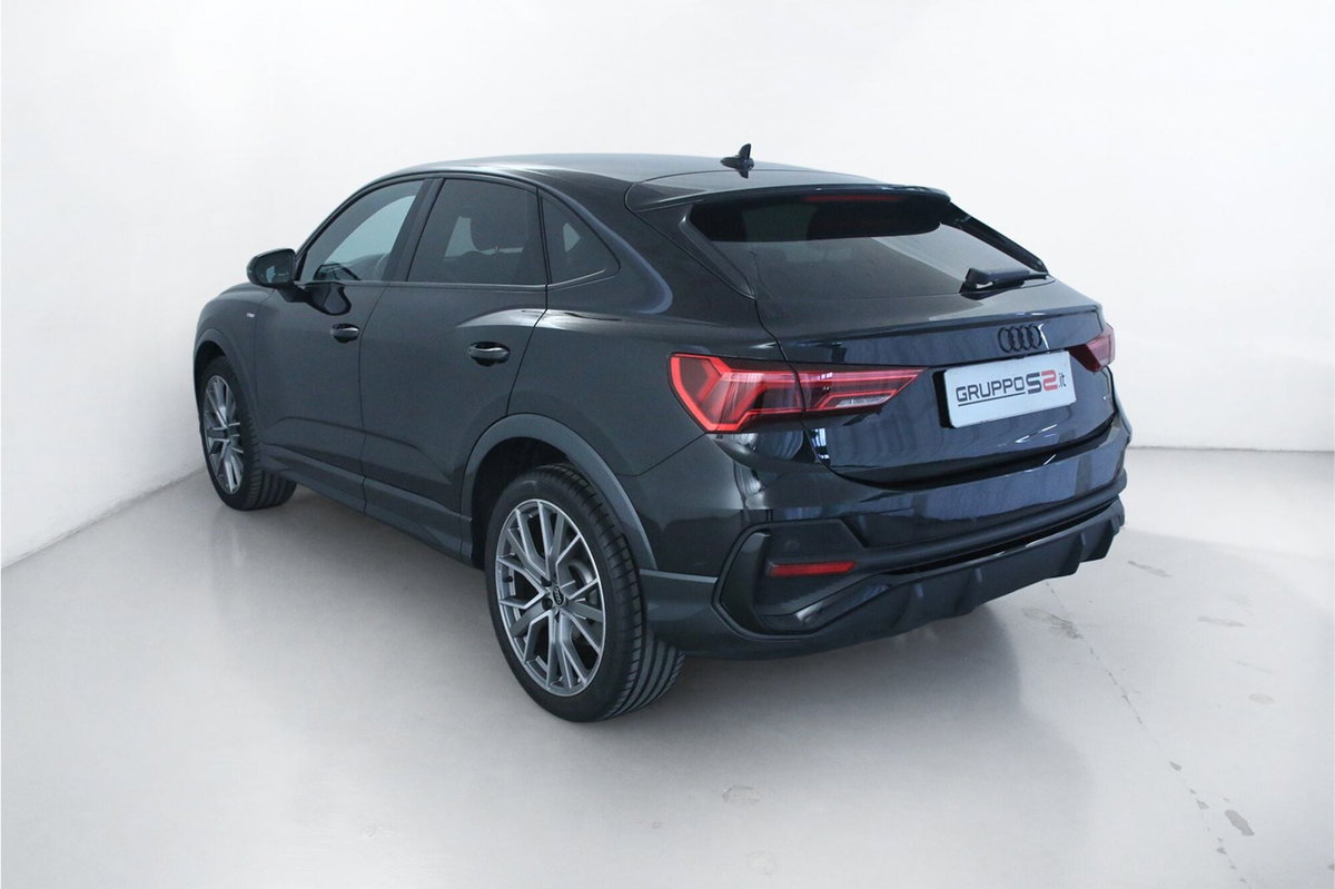 Audi Q3 Sportback 40 2.0 tdi Identity Black quattro 193cv s-tronic (6)