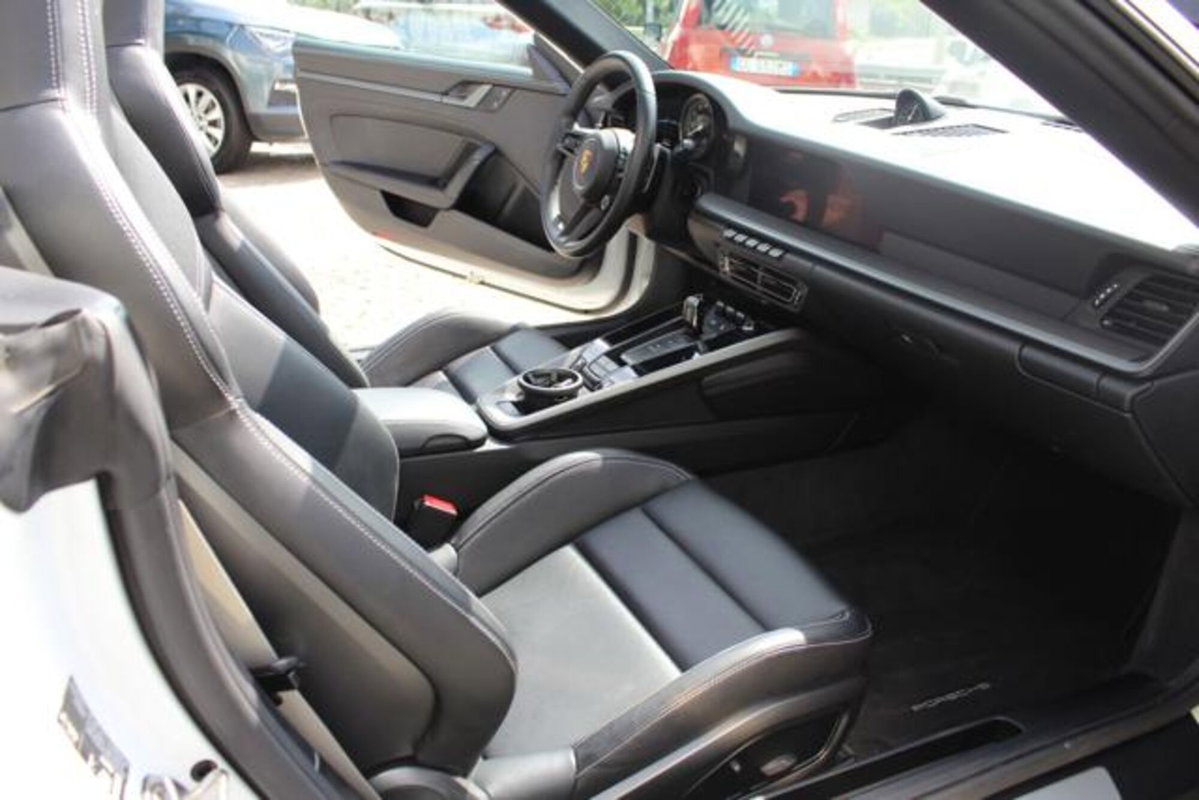Porsche 911 Cabrio Cabrio 3.0 Carrera 4 auto (10)