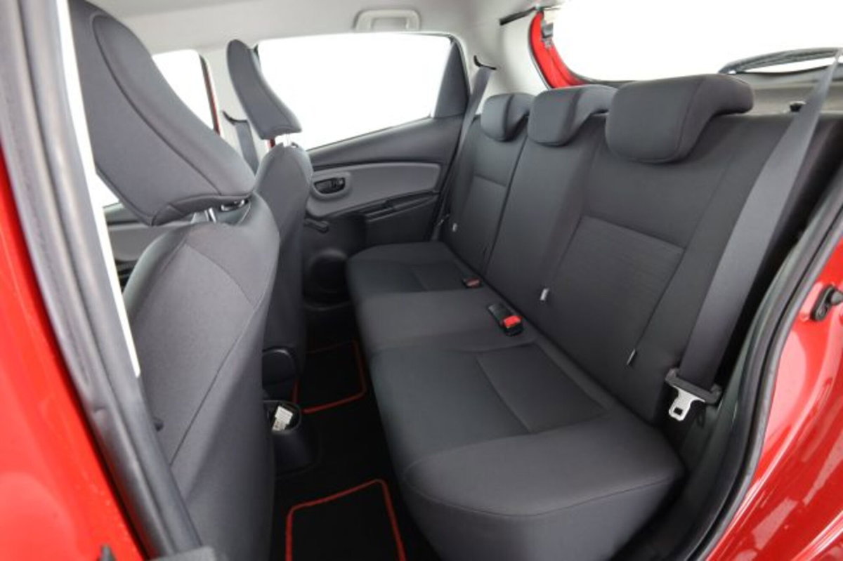 Toyota Yaris 1.0 5 porte Cool (2)