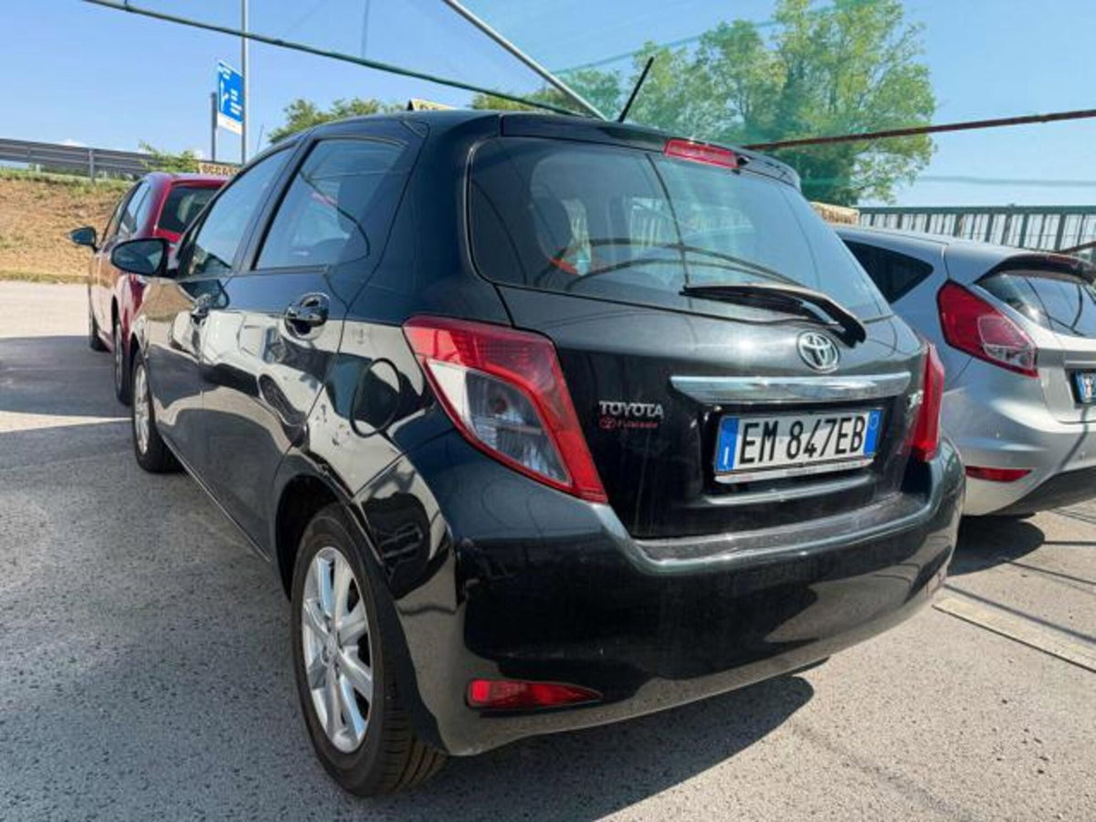 Toyota Yaris 1.0 5 porte Lounge (3)