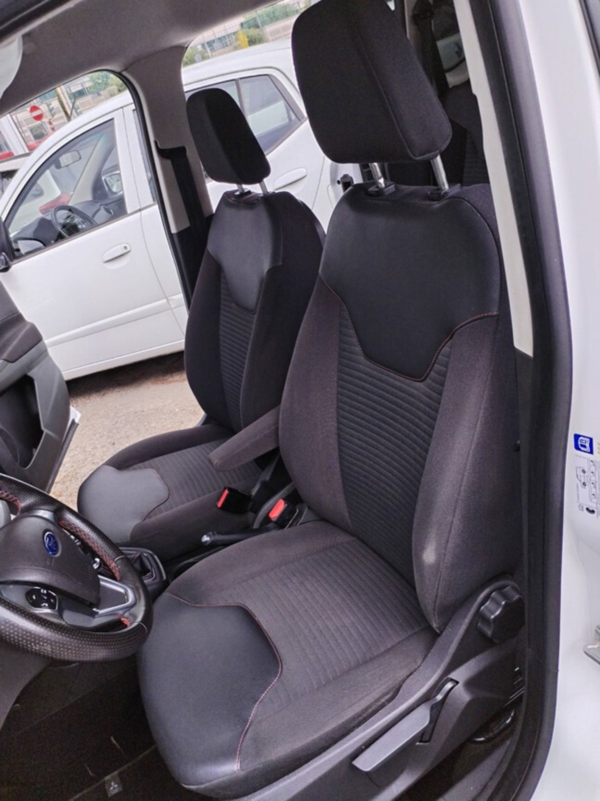 Ford Tourneo Courier 1.5 TDCI 75 CV Sport (10)