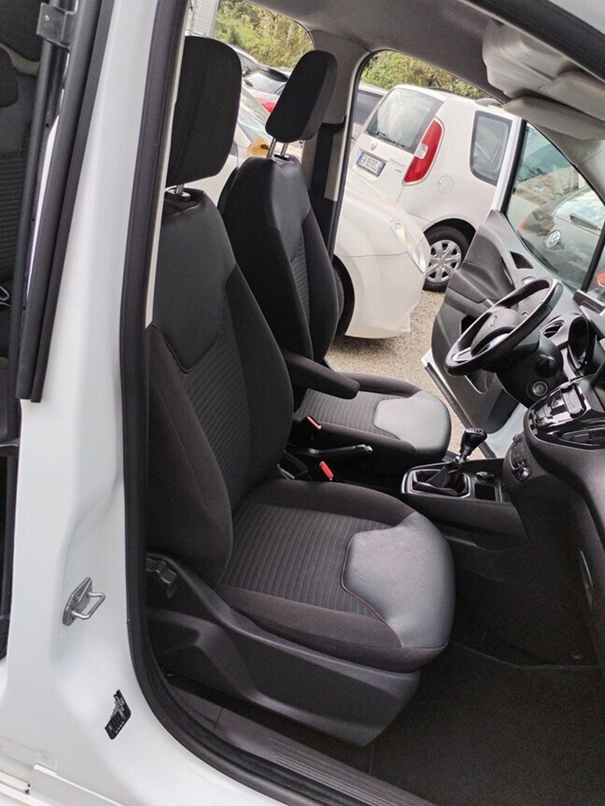 Ford Tourneo Courier 1.5 TDCI 75 CV Sport (13)