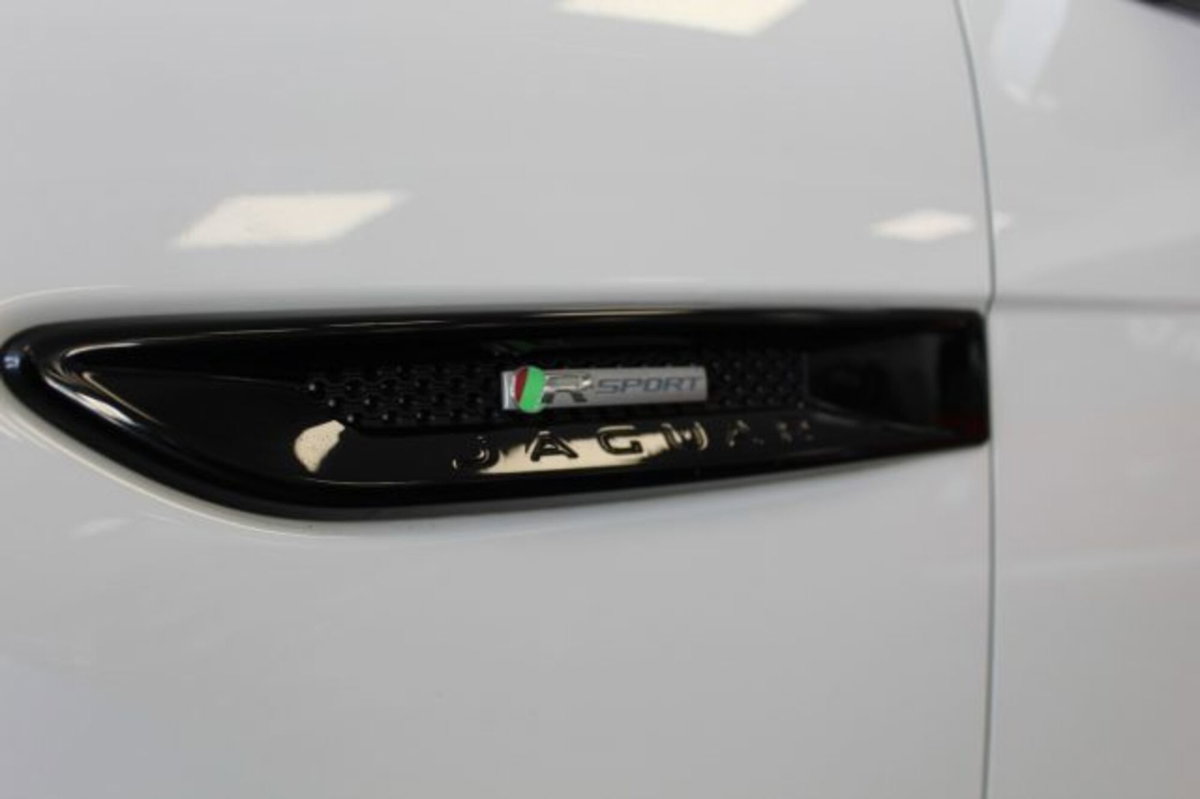 Jaguar F-Pace 2.0 D 180 CV R-Sport (9)