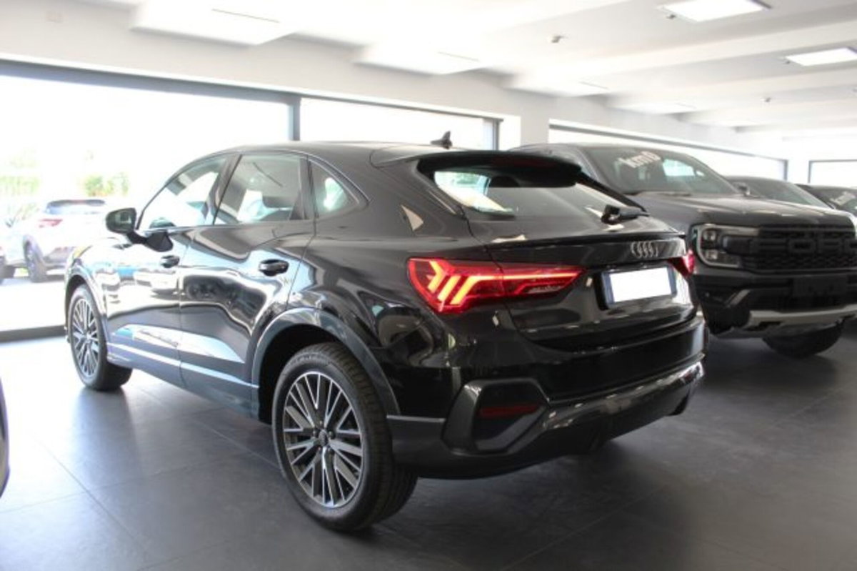 Audi Q3 Sportback 2.0 tdi Business 150cv s-tronic (15)