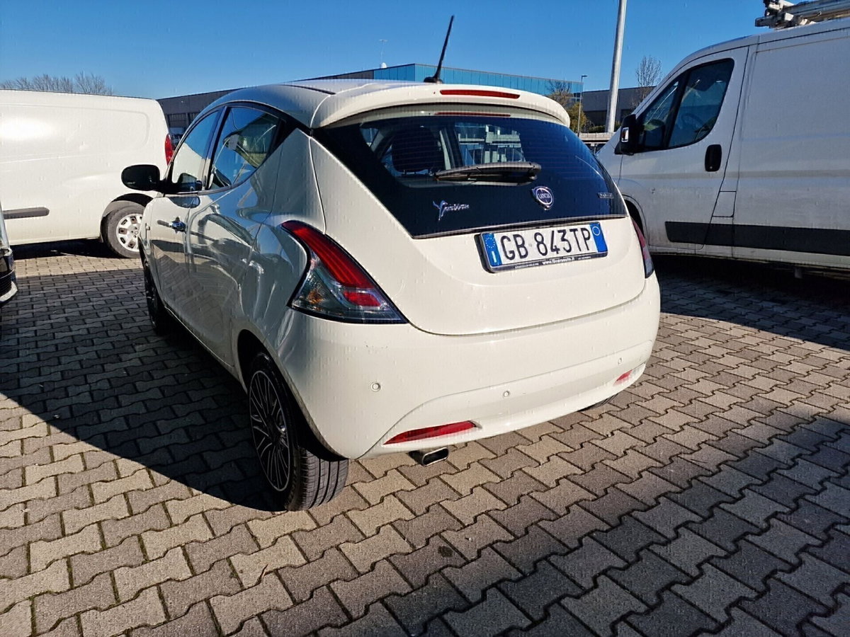Lancia Ypsilon 1.2 69 CV 5 porte Gold (6)