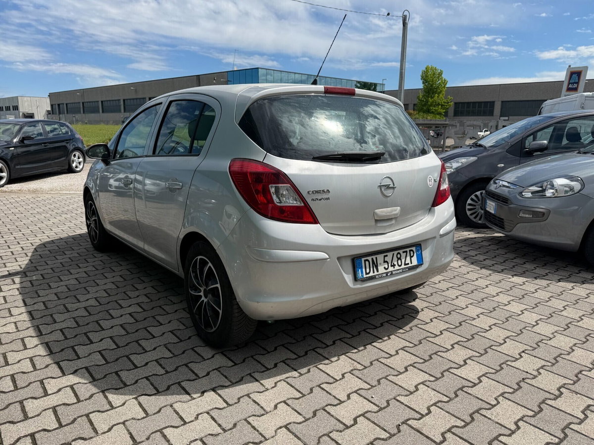 Opel Corsa 1.2 5 porte Club (3)