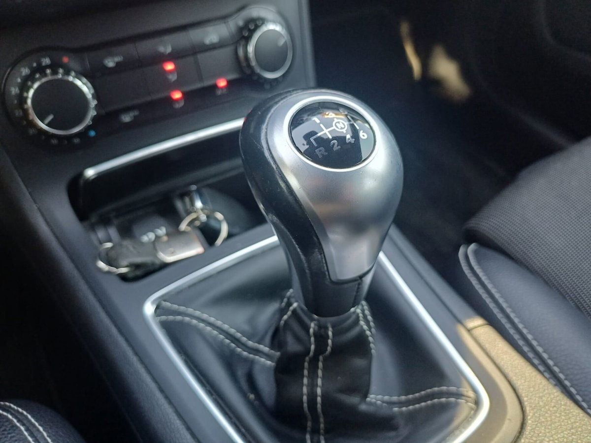 Mercedes-Benz Classe B 180 d Premium (15)