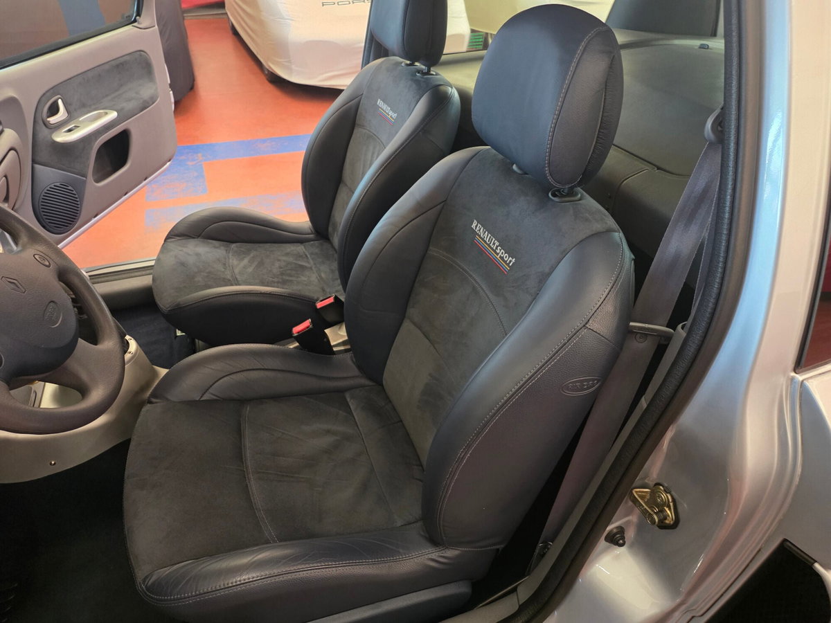 Renault Clio 3.0 V6 24V cat 3 porte Renault Sport (10)