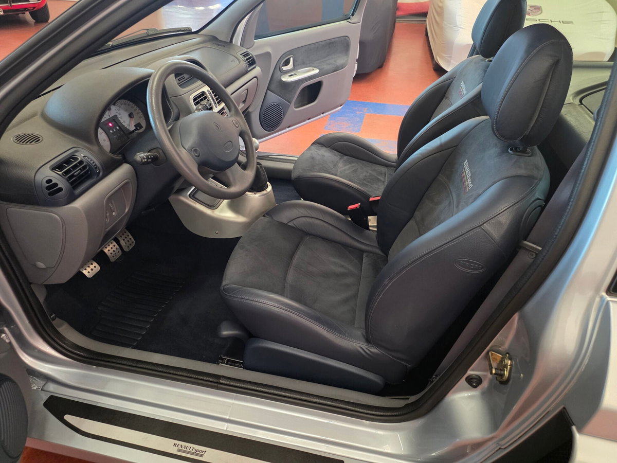 Renault Clio 3.0 V6 24V cat 3 porte Renault Sport (9)
