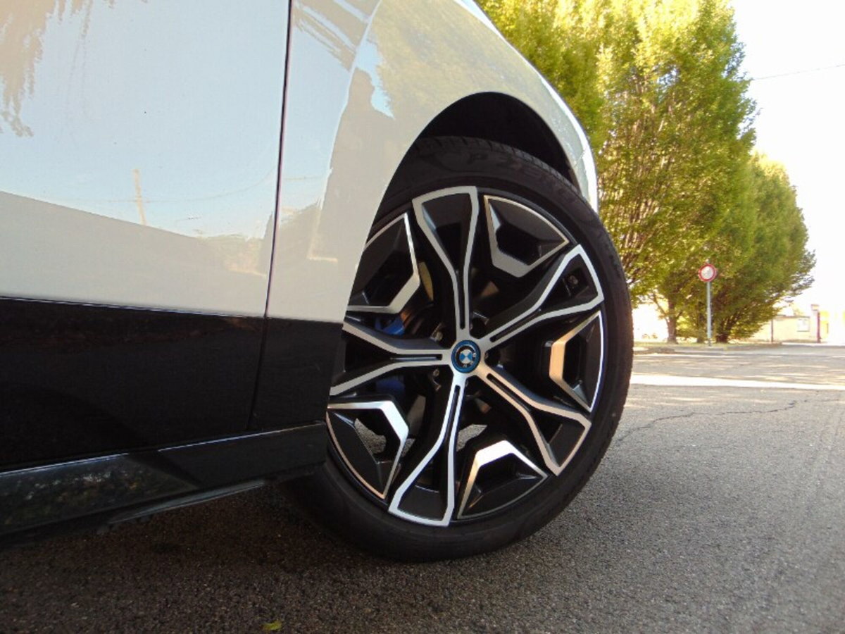 BMW iX xdrive40 pacchetto sportivo (10)
