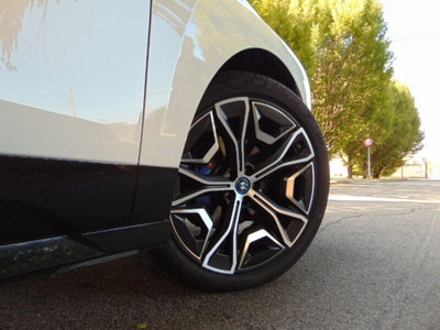 BMW iX xdrive40 pacchetto sportivo (10)