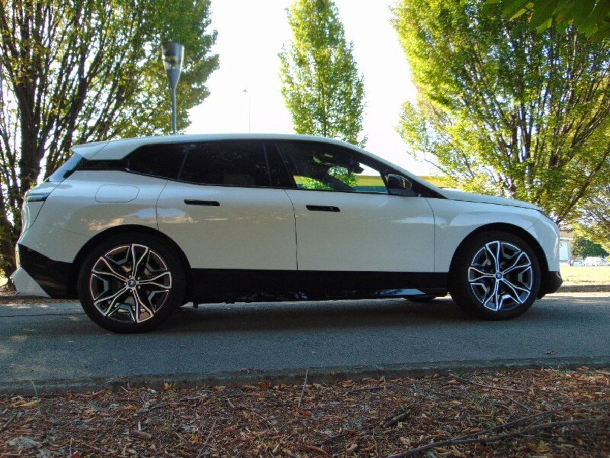 BMW iX xdrive40 pacchetto sportivo (11)