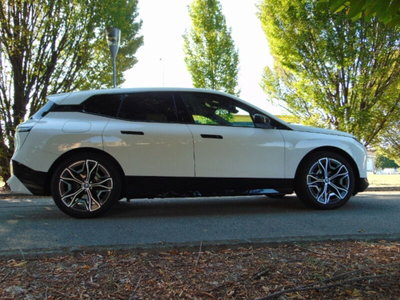 BMW iX xdrive40 pacchetto sportivo (11)