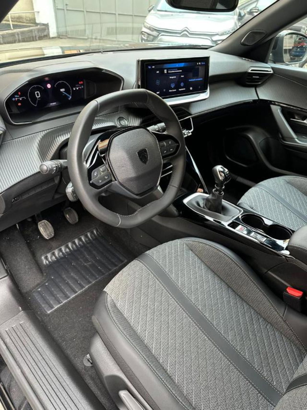 Peugeot 2008 PureTech 100 S&S Allure (8)