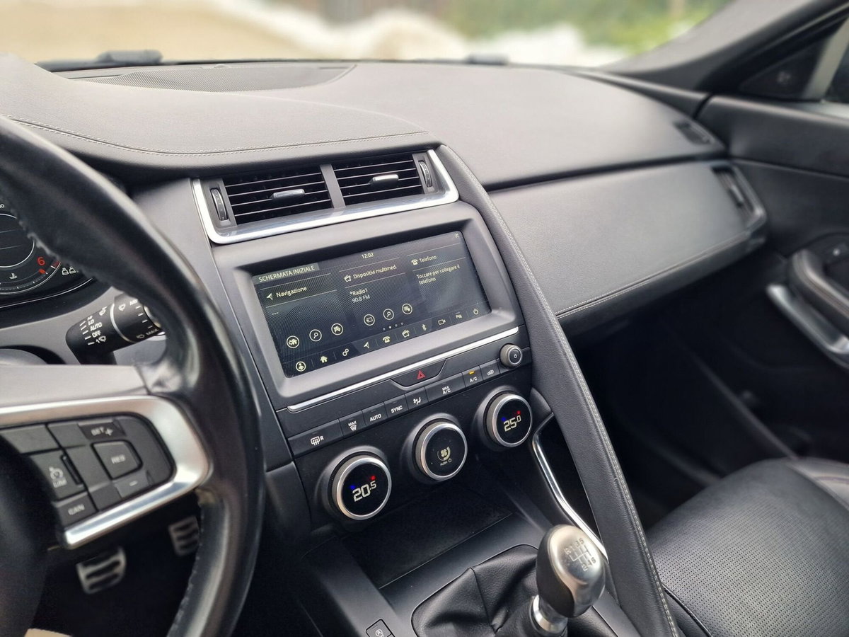 Jaguar E-Pace 2.0D 150 CV AWD R-Dynamic S (13)