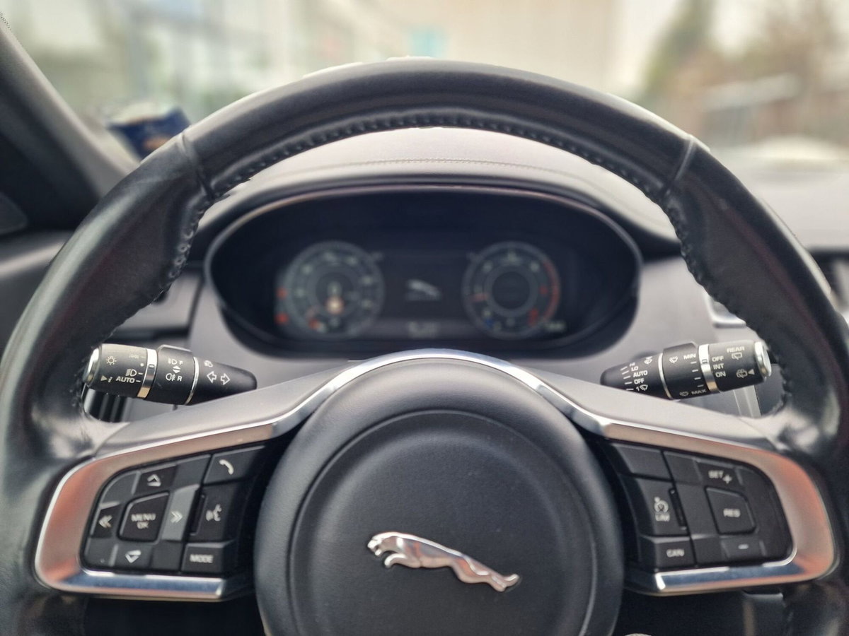 Jaguar E-Pace 2.0D 150 CV AWD R-Dynamic S (14)