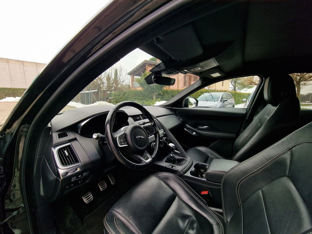 Jaguar E-Pace 2.0D 150 CV AWD R-Dynamic S (18)