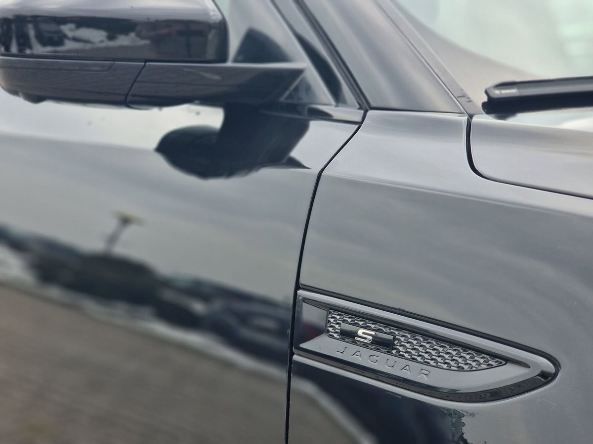 Jaguar E-Pace 2.0D 150 CV AWD R-Dynamic S (9)