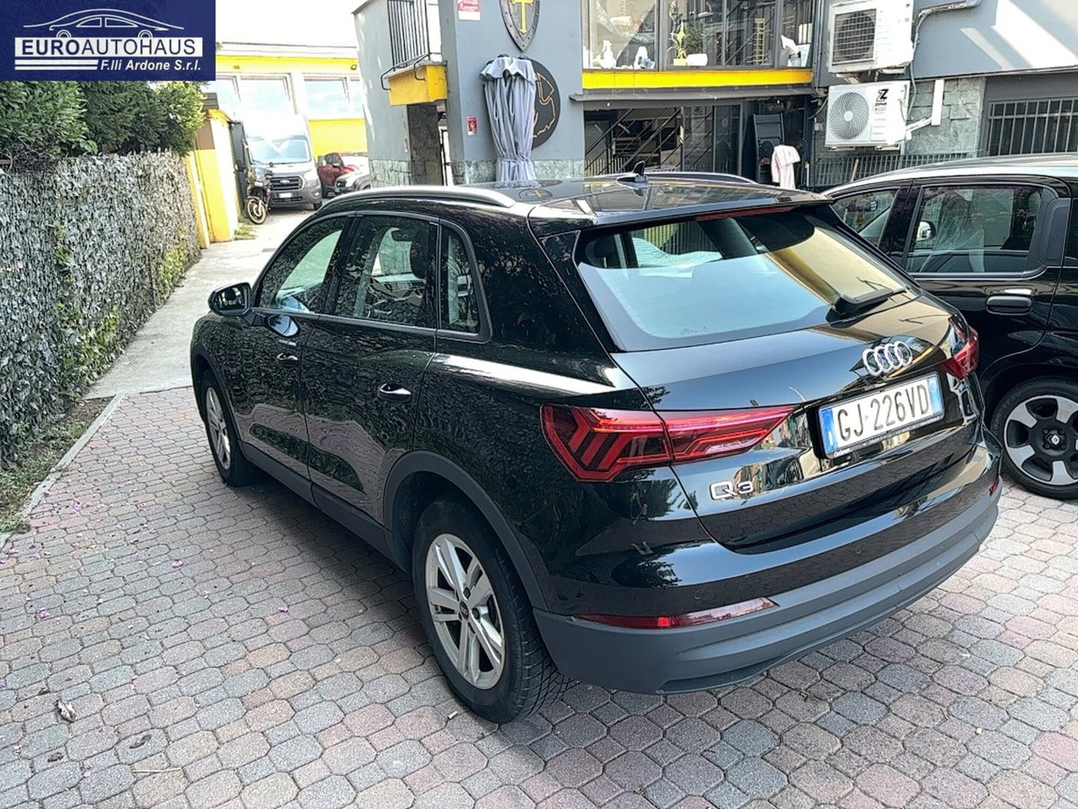 Audi Q3 35 TDI quattro S tronic Business (2)