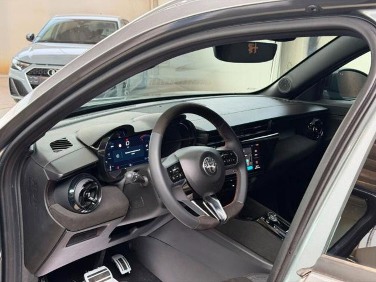 Alfa Romeo Junior 1.2 ibrida Q4 Intensa 145cv edct6 (7)