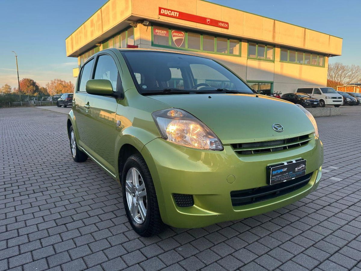 Daihatsu Sirion 1.3i 16V cat 4WD CX (2)