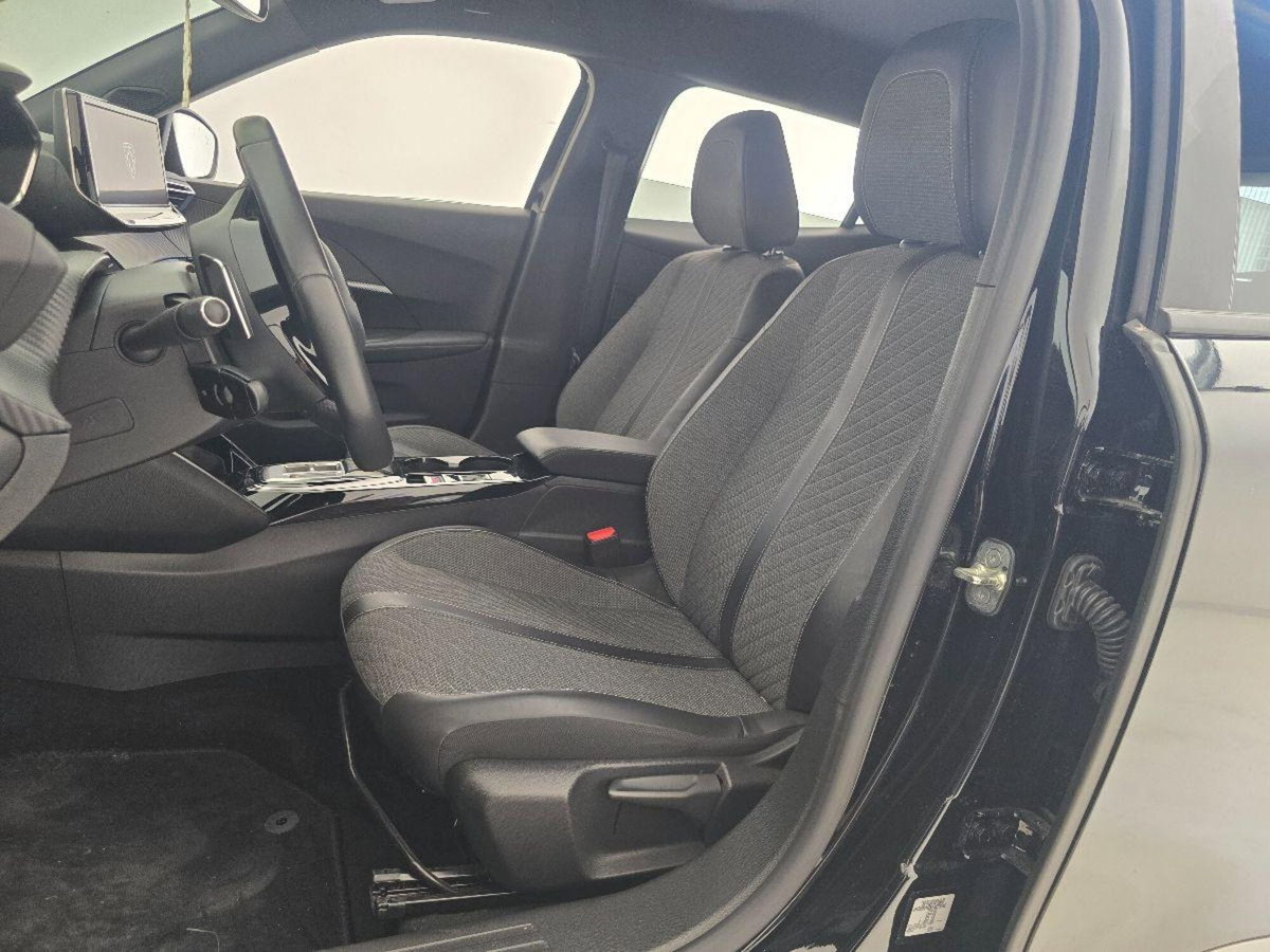 Peugeot 2008 BlueHDi 130 S&S EAT8 Allure Pack (9)