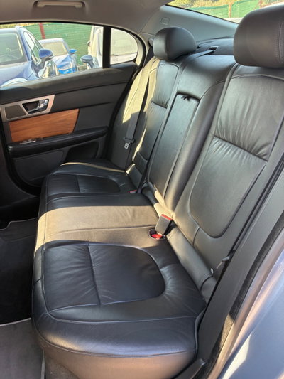 Jaguar XF 2.7D V6 Premium Luxury (12)