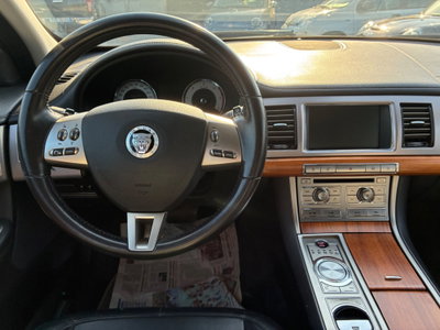 Jaguar XF 2.7D V6 Premium Luxury (14)
