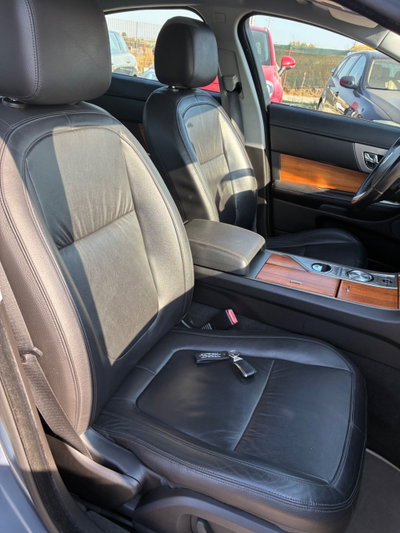 Jaguar XF 2.7D V6 Premium Luxury (16)