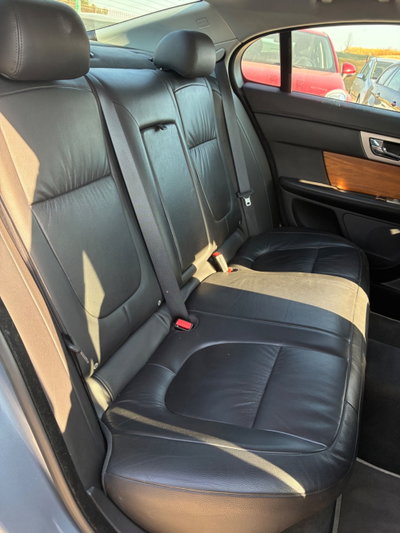 Jaguar XF 2.7D V6 Premium Luxury (17)