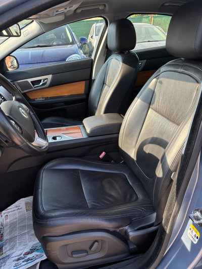 Jaguar XF 2.7D V6 Premium Luxury (9)
