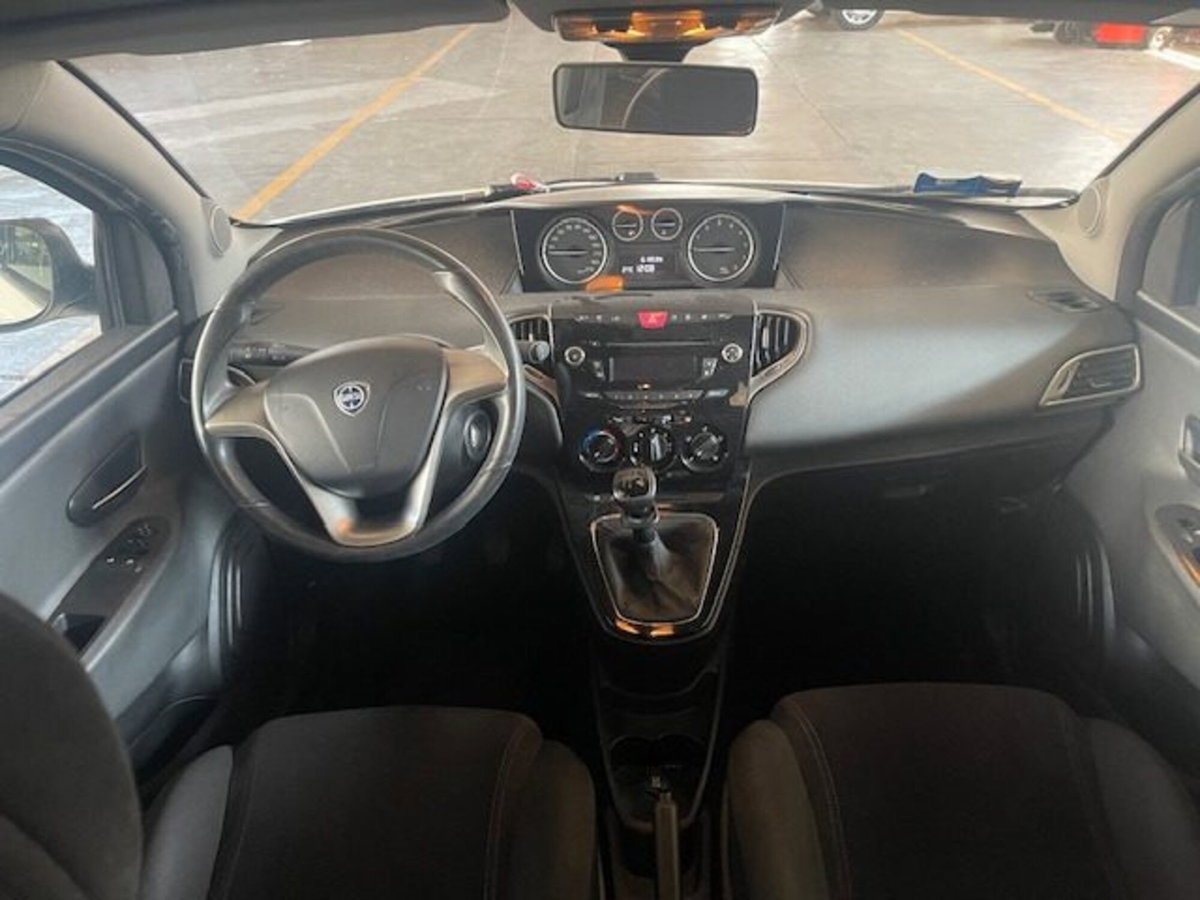 Lancia Ypsilon 0.9 TwinAir 85 CV 5 porte S&S Gold (3)