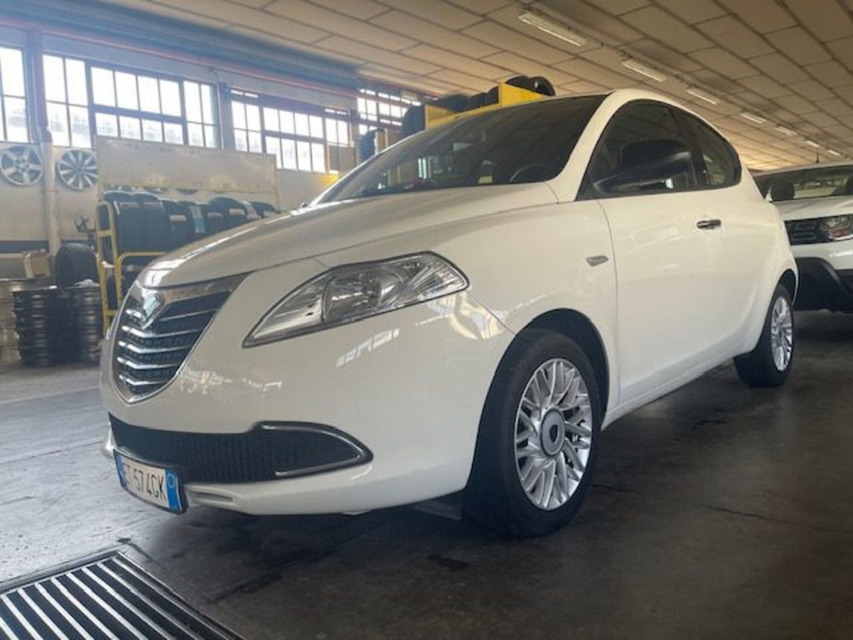 Lancia Ypsilon 0.9 TwinAir 85 CV 5 porte S&S Gold (4)