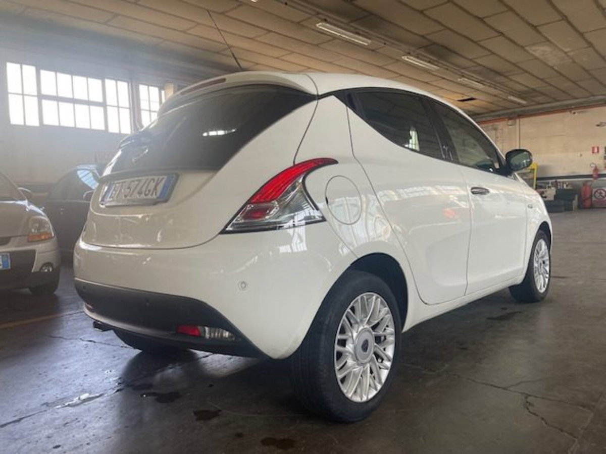 Lancia Ypsilon 0.9 TwinAir 85 CV 5 porte S&S Gold (5)