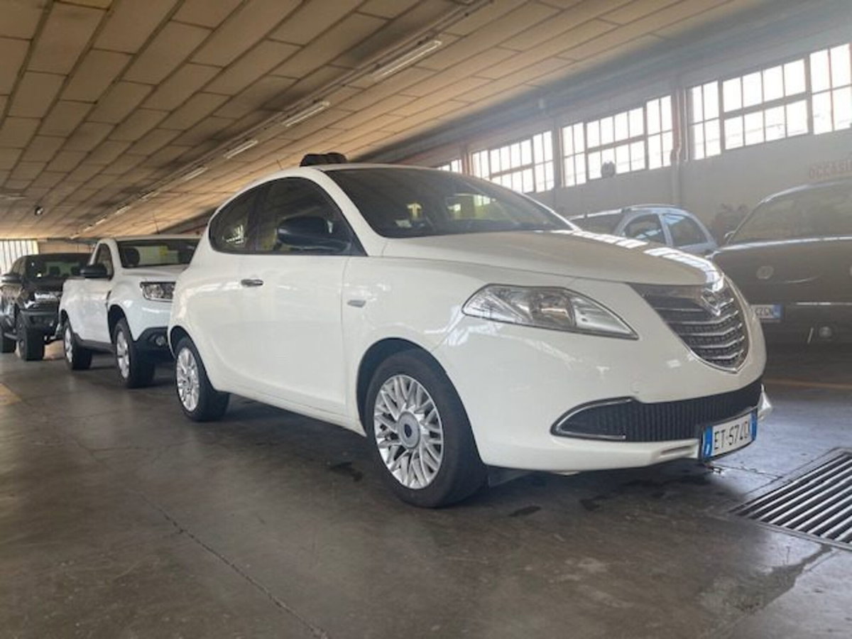 Lancia Ypsilon 0.9 TwinAir 85 CV 5 porte S&S Gold (6)