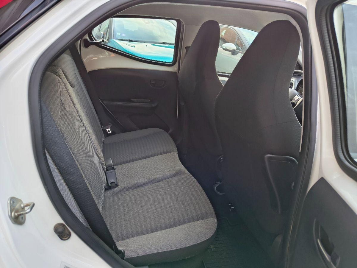 Toyota Aygo 1.0 VVT-i 72 CV 5 porte x-fun (10)