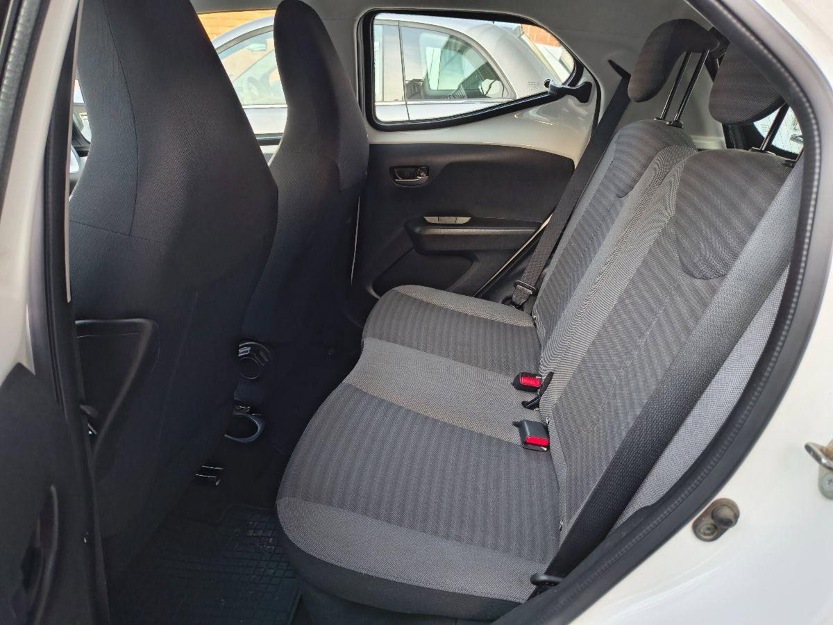 Toyota Aygo 1.0 VVT-i 72 CV 5 porte x-fun (11)