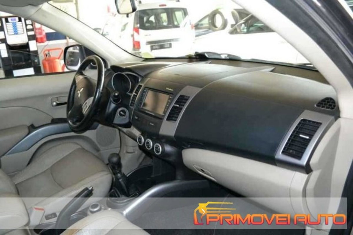 Mitsubishi Outlander 2.0 DI-D Instyle 7 p.ti DPF (10)