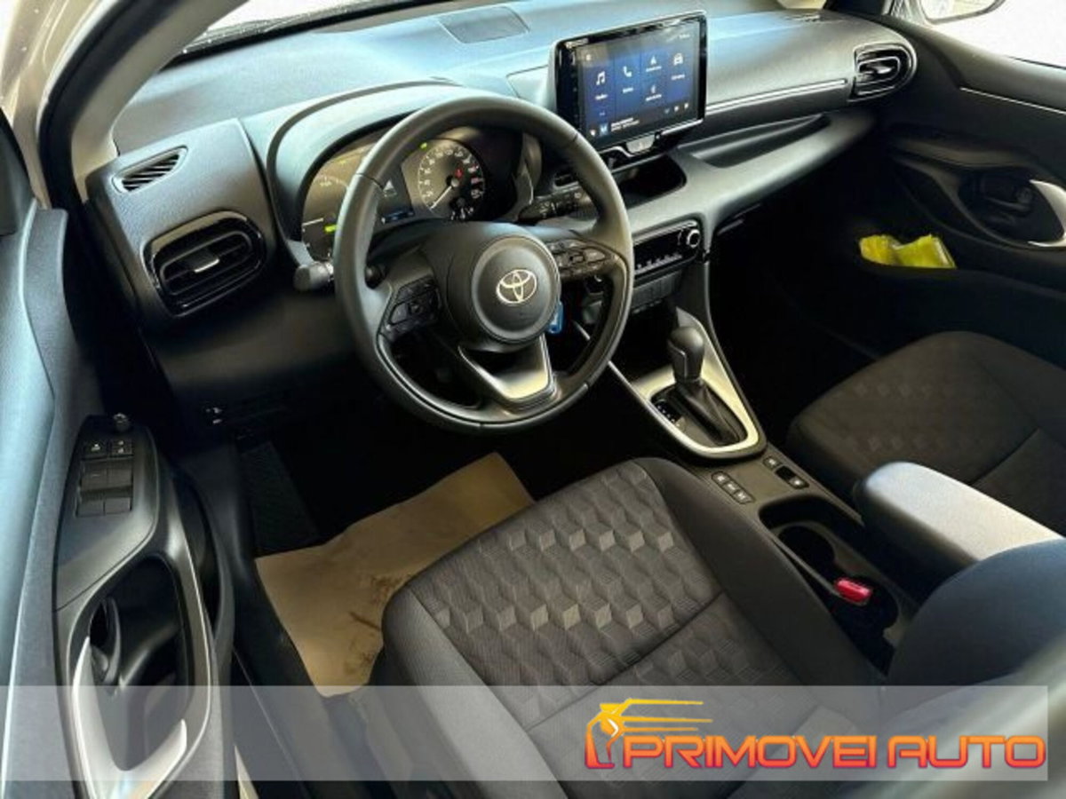Toyota Yaris 1.5 5 porte Active (2)