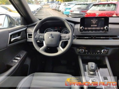 Mitsubishi Outlander 2.0 4WD CVT Instyle SDA 7 posti (2)
