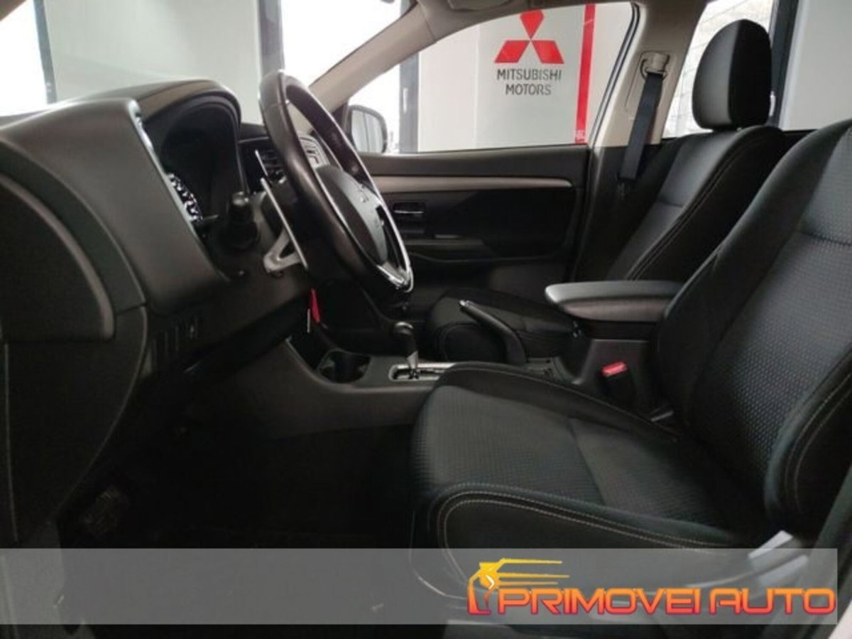 Mitsubishi Outlander 2.0 MIVEC 2WD Intense (2)