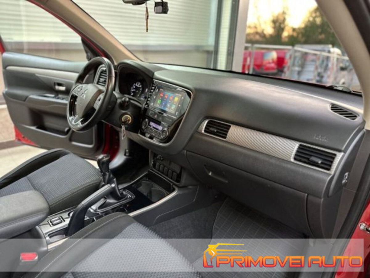 Mitsubishi Outlander 2.0 MIVEC 2WD Intense (11)