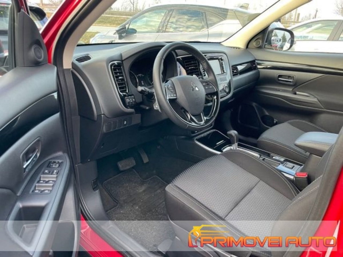 Mitsubishi Outlander 2.0 2WD CVT Diamond SDA (2)