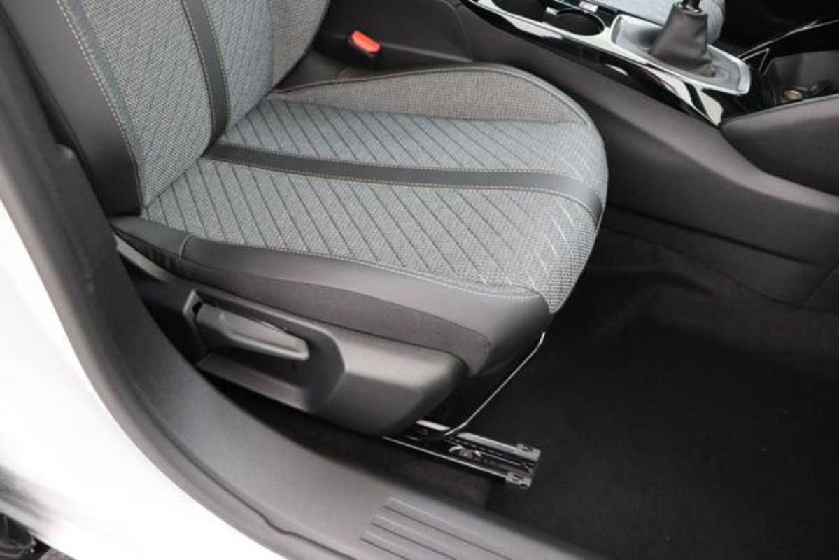 Peugeot 2008 PureTech 100 S&S Allure (17)