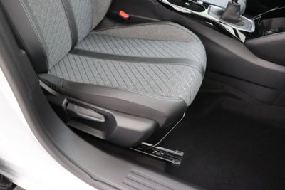 Peugeot 2008 PureTech 100 S&S Allure (17)