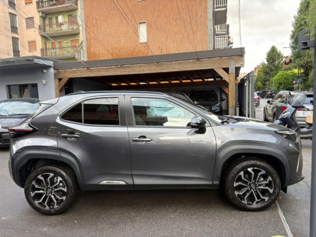 Toyota Yaris Cross 1.5h GR Sport Black Sky fwd 116cv e-cvt (3)