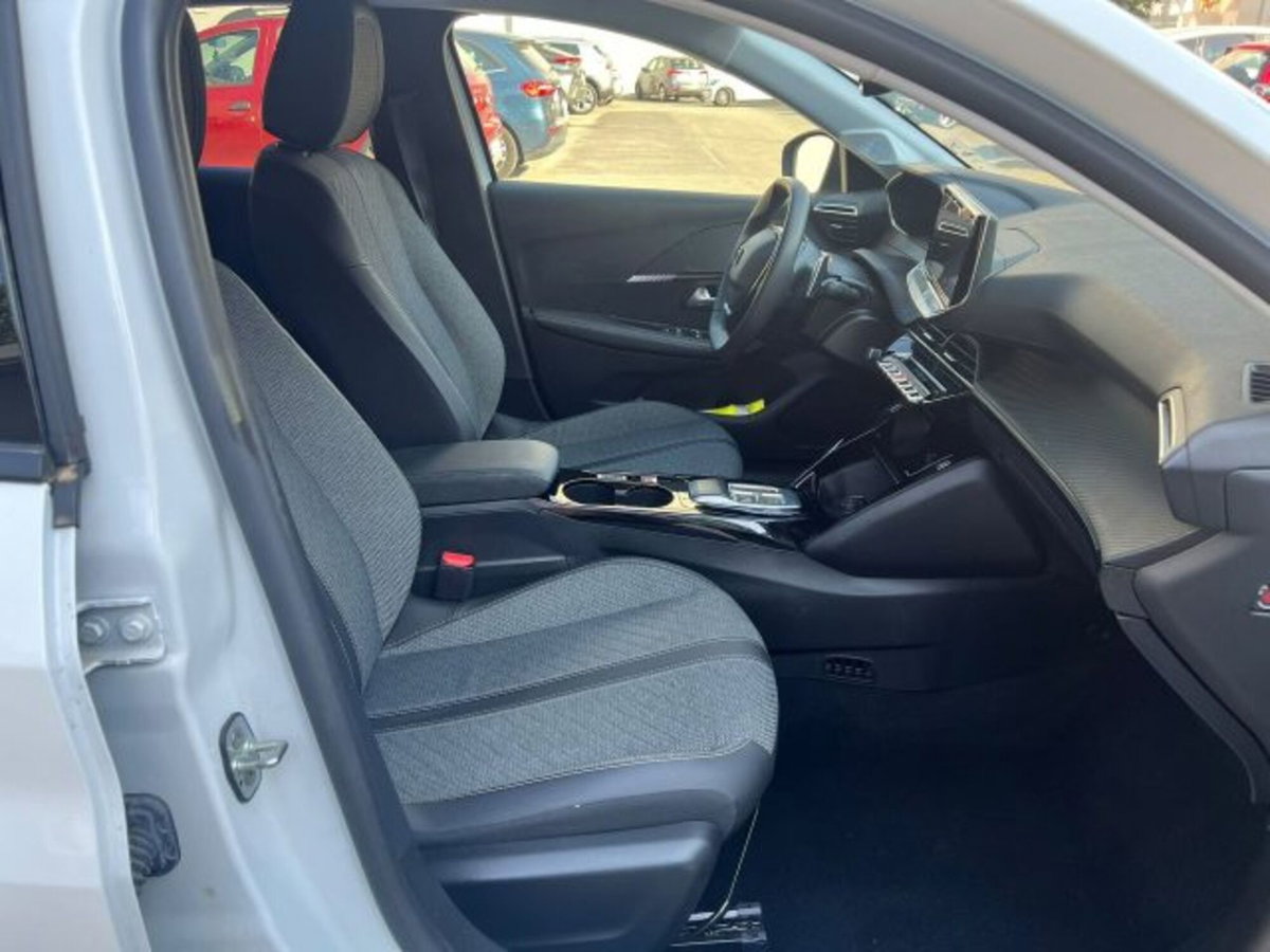 Peugeot 208 50 kWh Allure (8)